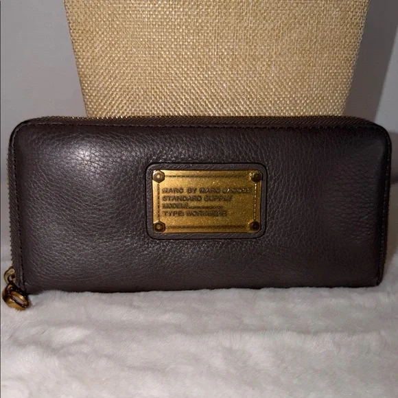 Marc By Marc Jacobs Black Wallet with Gold Plate - Picture 1 of 15